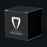 Black Tuxedo Kostym Groomsman Frieri Presentaskar<br><div class="desc">Gör Bröllop oförglömlig - Lägg till en personlig beröring med en groomsman frieri favoritrutor med en tuxedo-illustration av kostym och med en kursliknande illustration,  med frieri meddelande i ett klassiskt serif-teckensnitt.</div>