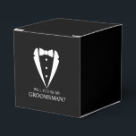 Black Tuxedo Kostym Groomsman Frieri Presentaskar<br><div class="desc">Gör Bröllop oförglömlig - Lägg till en personlig beröring med en groomsman frieri favoritrutor med en tuxedo-illustration av kostym och med en kursliknande illustration,  med frieri meddelande i ett klassiskt serif-teckensnitt.</div>
