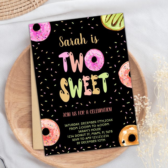 Black Two Sweet Pastel Donut Birthday-inbjudningar Inbjudningar (Black Two Sweet Pastel Donut Birthday Invitations)