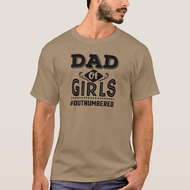 Black Typography Pappa of Girls Outnumered T Shirt (Framsida)