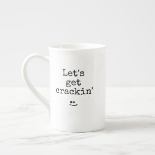 Black Typography Phrase Låt oss Get Crackin'' Benporslin Mugg