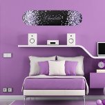 Black violet lavender glitter stoft namn elegant mini skateboard bräda 18,5 cm<br><div class="desc">En svart bakgrund. Anpassa och lägg till ditt namn.  Dekorerad med violett,  lavender färgad faux glitter damm. Namn är skrivet med ett modernt handskript i stil.</div>