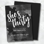 Black White 30års födelsedag Inbjudningar<br><div class="desc">Inbjudan till roligt Girly Watercolor Black Silver och White 30års födelsedag. Du kan ändra det till valfritt födelseår! 30, 40, 50 eller till och med för andra evenemang! Låt oss fira att hon är trettio med den här eleganten men gigantiskt svart och vit eller silver trettionde födelsedagsfesten inbjudan. Med en...</div>