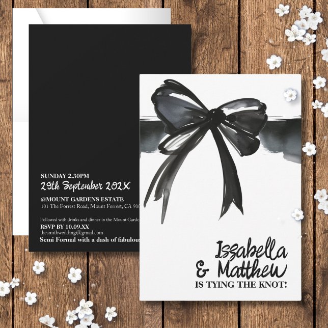 Black White Bow Gifter sig Ribbon Chic Bröllop Inbjudningar (Black White Bow Tying The Knot Ribbon Chic Wedding Invitation watercolor script modern elegant bold)
