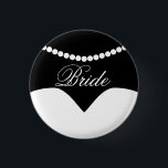 Black White Bröllop Dress Pearl Necklace Bride Knapp<br><div class="desc">En minimalistisk,  modern och chic bridknapp med en bröllop-klänning och ett pärlhalsband.</div>