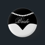 Black White Bröllop Dress Pearl Necklace Bride Knapp<br><div class="desc">En minimalistisk,  modern och chic bridknapp med en bröllop-klänning och ett pärlhalsband.</div>
