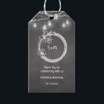 Black White Bröllop Mason Burk Presentetikett<br><div class="desc">Black White Bröllop Gift-Märkre med rustik kritbakgrund,  sträng ljus,  mason burk,  blommigt andedräkt och par initialer. Fler produkter med den här designen i samlingen nedan.</div>