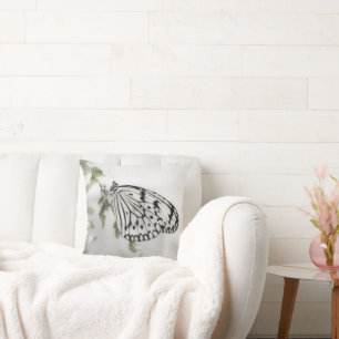 Black White Butterfly vid Träd Gren Kudde