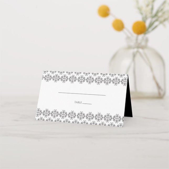 Black & White Calligraphy Vintage Damask Wedding Placeringskort (Framsida)