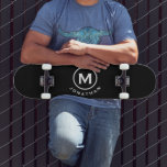 Black White Classic Monogram Mini Skateboard Bräda 18,5 Cm<br><div class="desc">Ett minimalistiskt monogrammönster med klassisk blocktypografi,  inledningsvis med ditt namn nedan på en enkel svart bakgrund.</div>