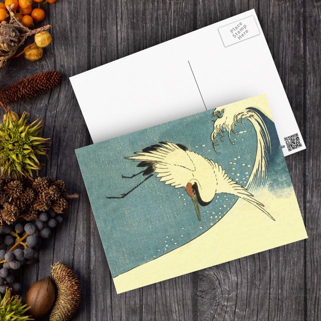 Black White Crane Bird som flyger över havets våg Vykort (Flying white crane bird over ocean wave on blue postcard.)