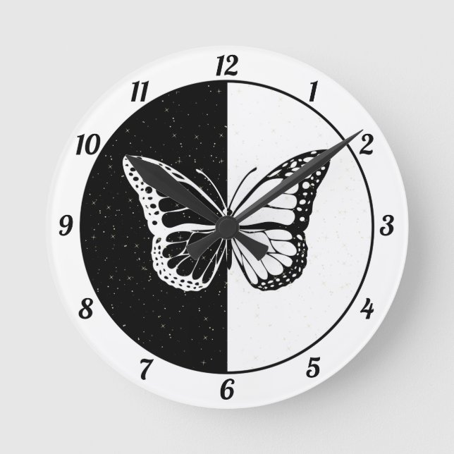 Black White Cute Elegant Classy Butterfly Girly Rund Klocka (Framsida)