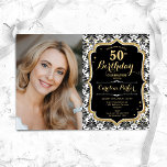 Black White Damask Guld Photo 50:e födelsedagen Inbjudningar<br><div class="desc">Elegant femininin 50-årsinbjudan med ditt foto. Glam svartvit design med faux glitter guld. Innehåller svartvit dämpningsmönster,  typsnitt för skript och kontur. Perfekt för en snyggt vuxen under firande party. Anpassa med dina egna detaljer. Kan anpassas för vilken ålder som helst! Skrivna Zazzle-inbjudningar eller digital utskrivbar mall för omedelbar nedladdning.</div>