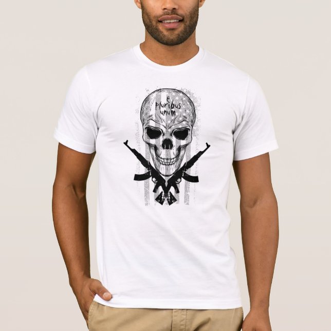 Black & White E Pluribus Unum Skull Flagga & Guns T Shirt (Framsida)
