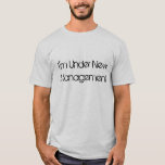 Black White Funny T-shirt för Grooms och Make<br><div class="desc">Framtida brudar och nylweds,  här är en T-shirt-design för roligten i fantastisk för make eller rummen. Det står: "Jag står under ny ledning. Fråga min fru." I elegantens svarta och vita design är det en humoristisk gåva till den speciella mannen i ditt liv.</div>