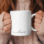 Black White Girly Script Monogram Namn Modern Kaffemugg<br><div class="desc">Vita och svarta Monogram Namn-kaffe Kopp eller Mugg. Det gör perfekten söt 16-årsjubileum,  bröllop,  möhippa,  årsdag,  babydusch eller bachelorette-fest för någon som glam lyxen och chic stilar i kärlek.</div>