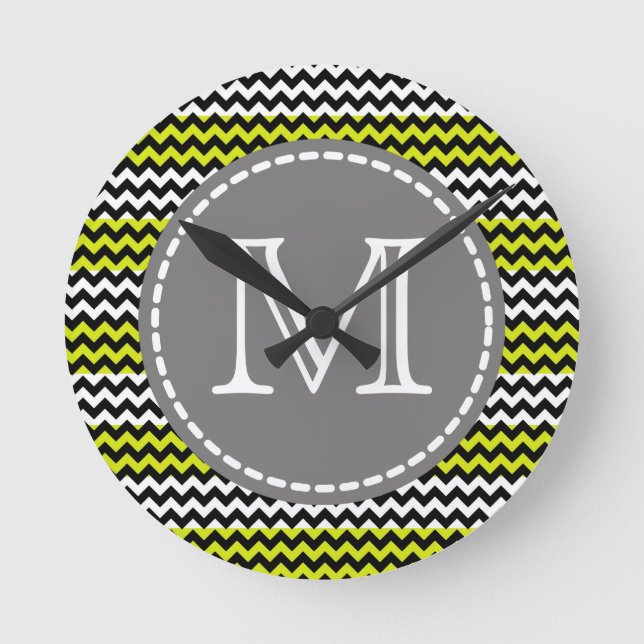 Black White Grönt Chevron Zigzag Monogram Rund Klocka (Framsida)