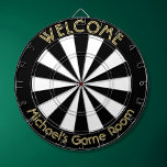 Black White Guld Man Cave Pub Game Night Dorm Room Darttavla<br><div class="desc">Skapa en egen anpassningsbar, personlig, roligt, coola, snyggt, svart och vitt färg, faux-guld-typsnitt / typografi / text, reglementsformat storlekt (18 tum diameter, 1 tum h) aluminiumbur ram. Den kommer med sex pilgrimsmördare (3 amerikanska flagga och 3 brittiska startsflyg). Du kan montera den var som helst - ovanför din papperskorgen på...</div>