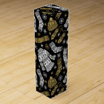 Black White Guld Modern Winter Clothing Presentask För Vinflaska<br><div class="desc">Den kommande och moderna julboxen har svart,  vit och guld mönster av mysiga vintertröjor,  halsdukar,  strumpor och vinbär.</div>