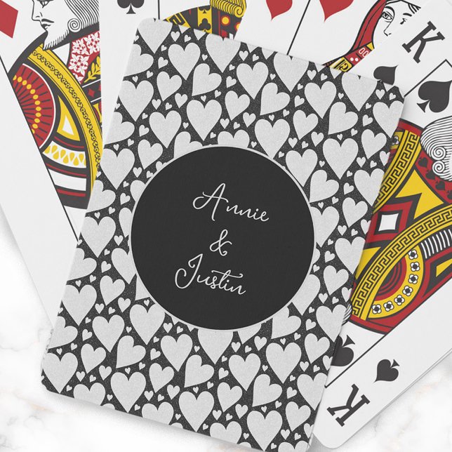 Black White Hearts Valentine Peles Namn Casinokort (Black and white hearts playing card personalized with couple's names.)