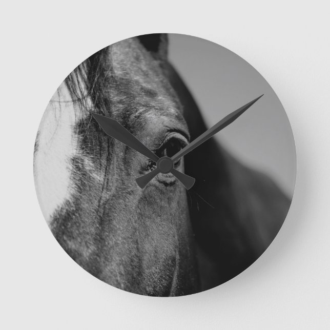 Black White Horse Öga Artwork Rund Klocka (Framsida)