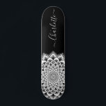 Black White Mandala Mönster Monogram Skateboard<br><div class="desc">En pulserande vit på den svarta abstrakten mandala mönster-skateboard med ett bedövande symmetriskt mönster. Unik och djärv symbol för universum.</div>