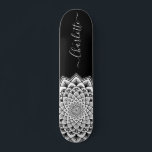 Black White Mandala Mönster Monogram Skateboard<br><div class="desc">En pulserande vit på den svarta abstrakten mandala mönster-skateboard med ett bedövande symmetriskt mönster. Unik och djärv symbol för universum.</div>