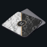 Black White Marble Laptop sleeve Ditt Brev - år<br><div class="desc">Svartvit markton för trendig - lägg till Brev / år / nummer / mer</div>