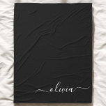Black White Modern Minimalist Elegant Monogram Fleecefilt<br><div class="desc">Vi presenterar vår moderna svartvita, minimalistiska monogramsamling: Enkelhet och sofistikering med våra minimalistiska utformningar, böjda för att sakta lyfta upp stil. Den här samlingen är skapad med ett stort öga för modern estetik och har en elegant svart och vit design som förstärks av monogram för personlig. Från chic till mångsidiga...</div>