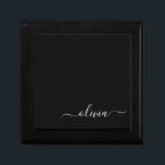Black White Modern Minimalist Elegant Monogram Minnesask<br><div class="desc">Vi presenterar vår moderna svartvita, minimalistiska monogramsamling: Enkelhet och sofistikering med våra minimalistiska utformningar, böjda för att sakta lyfta upp stil. Den här samlingen är skapad med ett stort öga för modern estetik och har en elegant svart och vit design som förstärks av monogram för personlig. Från chic till mångsidiga...</div>