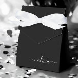 Black White Modern Minimalist Elegant Monogram Presentaskar<br><div class="desc">Vi presenterar vår moderna svartvita, minimalistiska monogramsamling: Enkelhet och sofistikering med våra minimalistiska utformningar, böjda för att sakta lyfta upp stil. Den här samlingen är skapad med ett stort öga för modern estetik och har en elegant svart och vit design som förstärks av monogram för personlig. Från chic till mångsidiga...</div>