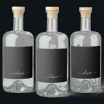 Black White Modern Minimalist Elegant Monogram Spritflaskor Etikett<br><div class="desc">Vi presenterar vår moderna svartvita, minimalistiska monogramsamling: Enkelhet och sofistikering med våra minimalistiska utformningar, böjda för att sakta lyfta upp stil. Den här samlingen är skapad med ett stort öga för modern estetik och har en elegant svart och vit design som förstärks av monogram för personlig. Från chic till mångsidiga...</div>