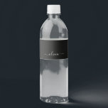 Black White Modern Minimalist Elegant Monogram Vattenflaska Etikett<br><div class="desc">Vi presenterar vår moderna svartvita, minimalistiska monogramsamling: Enkelhet och sofistikering med våra minimalistiska utformningar, böjda för att sakta lyfta upp stil. Den här samlingen är skapad med ett stort öga för modern estetik och har en elegant svart och vit design som förstärks av monogram för personlig. Från chic till mångsidiga...</div>