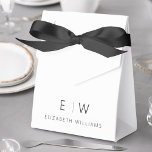 Black White Modern Minimalist Monogram Namn Presentaskar<br><div class="desc">Höj händelsens favörer med vår klassiska Elegant Modern Minimalist Monogram-favoritruta. Med stor designad passar dessa artiklar sömlöst ihop tidlös sofistikering med contemporary minimalism, skapar dem en snyggt och ett minnesvärt tillägg till firande. De här förmånsboxarna är mer än bara containrar, de är personlig påstående av raffinerad smak och individualitet. Monogrammet...</div>