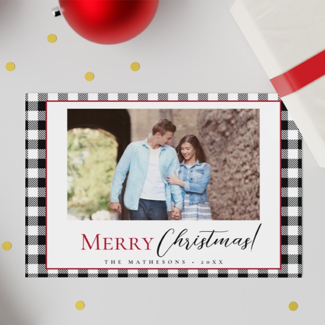 Black White Modern Rustic Play Lite-foto Julkort (Merry Christmas couple first holiday card with photo, black and white plaid.)