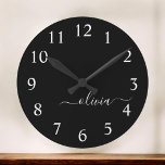 Black White Modern Script Girly Monogram Namn Rund Klocka<br><div class="desc">Svartvitt enkelt skript Monogram Namn Clock. Det gör perfekten söt 16-årsjubileum,  bröllop,  möhippa,  årsdag,  babydusch eller bachelorette-fest för någon som glam lyxen och chic stilar i kärlek.</div>