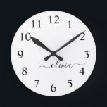 Black White Modern Script Girly Monogram Namn Rund Klocka<br><div class="desc">Svartvitt enkelt skript Monogram Namn Clock. Det gör perfekten söt 16-årsjubileum,  bröllop,  möhippa,  årsdag,  babydusch eller bachelorette-fest för någon som glam lyxen och chic stilar i kärlek.</div>