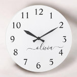 Black White Modern Script Girly Monogram Namn Stor Klocka<br><div class="desc">Svartvitt enkelt skript Monogram Namn Clock. Det gör perfekten söt 16-årsjubileum,  bröllop,  möhippa,  årsdag,  babydusch eller bachelorette-fest för någon som glam lyxen och chic stilar i kärlek.</div>