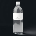 Black White Modern Script Girly Monogram Namn Vattenflaska Etikett<br><div class="desc">Svart och vit Monogram Namn Vattenflaska-etikett. Det gör perfekten söt 16-årsjubileum,  bröllop,  möhippa,  årsdag,  kväll,  babydusch eller bachelorette-fest för någon som glam lyxen och chic stilar i kärlek.</div>