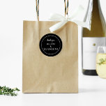 Black White Modern-tack för ditt kort-bröllop Runt Klistermärke<br><div class="desc">Om du är tittar för ett modernt och elegant sätt att försegla dina bröllopsinbjudningar, så titta inte längre än vårt svarta och vita, moderna tack som du kort- eller bröllopsklistermärken! Våra klassiska runda klistermärken är den perfekt som avslutar beröring på vilket kuvert som helst i bröllop och kommer att tillföra...</div>