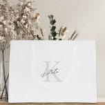 Black White Monogram Bridesmaid Frieri Gift Bag<br><div class="desc">Anpassningsbar-designade bröllop och möhippa-presentväska med klassiskt modernt stil monogram med anpassningsbar initialt och namn.</div>