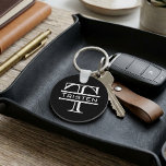 Black White Monogram Classic Namn Nyckelring<br><div class="desc">Den här designen skapades från min fluid-akrylmålning. Det kan vara personlig genom att klicka på anpassningsknappen och ändra namn, initialer eller ord. Du kan också ändra texten färg och stil eller ta bort texten för en bilddesign. Kontakta mig på colorflowcreations@gmail.com om du vill ha denna design på en annan produkt....</div>
