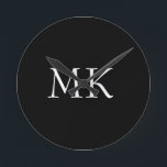 Black White Monogram Rund Klocka<br><div class="desc">Modern svarta vita monogram-väskor. Fin design med vit dubbla inledande monogramtext på svart. Anpassa med din egen text. Det skulle vara en utmärkt gåva till födelsedagar,  helgdagar,  studenten,  befordran,  alla särskilda tillfällen eller vardagen.</div>