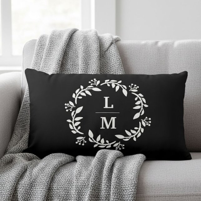 Black & White Monogram Wreath Lumbar Pillow Lumbarkudde (Skapare uppladdad)