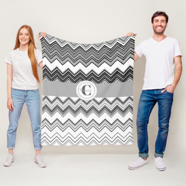 Black/White Monogrammed Chevron Fleece Blanket (På plats)