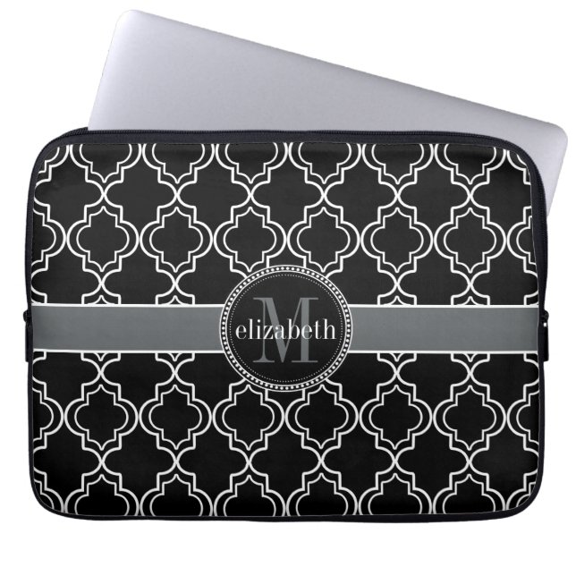 Black White Moroccan Quatrefoil Monogram Laptop Sleeve (Framsidan)