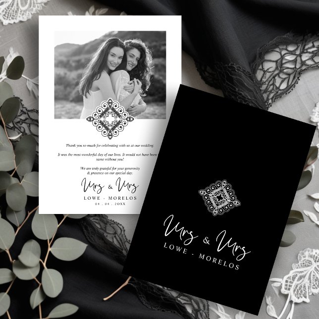 Black & White Mrs & Mrs Ornamental Flourish LGBT Tack Kort (Black & White Mrs & Mrs Ornamental Flourish Photo Lesbian LGBT Wedding Thank You Card with Envelope.)