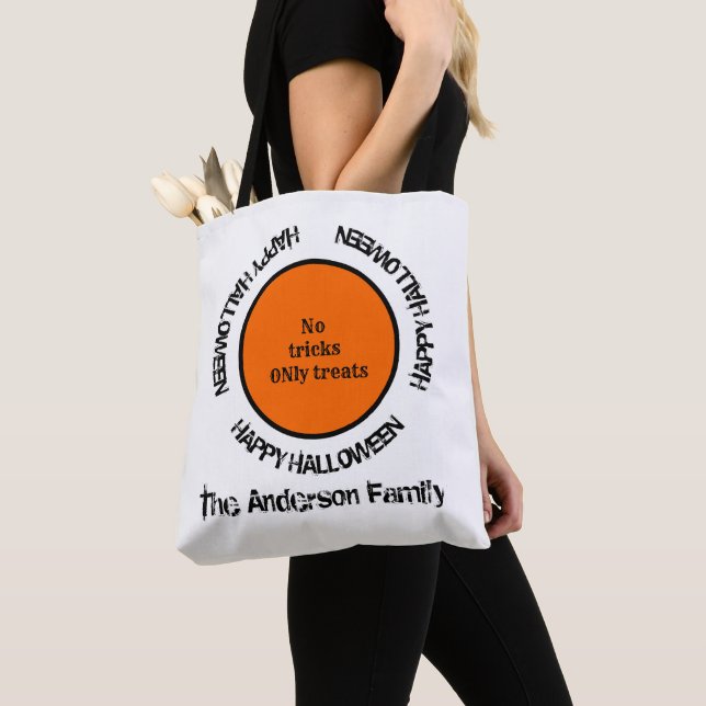 Black White Orange Spooky Modern Happy halloween Tygkasse (Närbild)