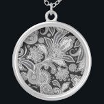 Black & White Ornate Paisley Silverpläterat Halsband<br><div class="desc">Ornera paisley i svartvitt. Klassisk svartvit paisley-design mönster. Se fler av mina halsband.</div>