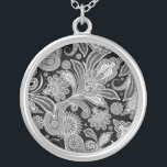 Black & White Ornate Paisley Silverpläterat Halsband<br><div class="desc">Ornera paisley i svartvitt. Klassisk svartvit paisley-design mönster. Se fler av mina halsband.</div>